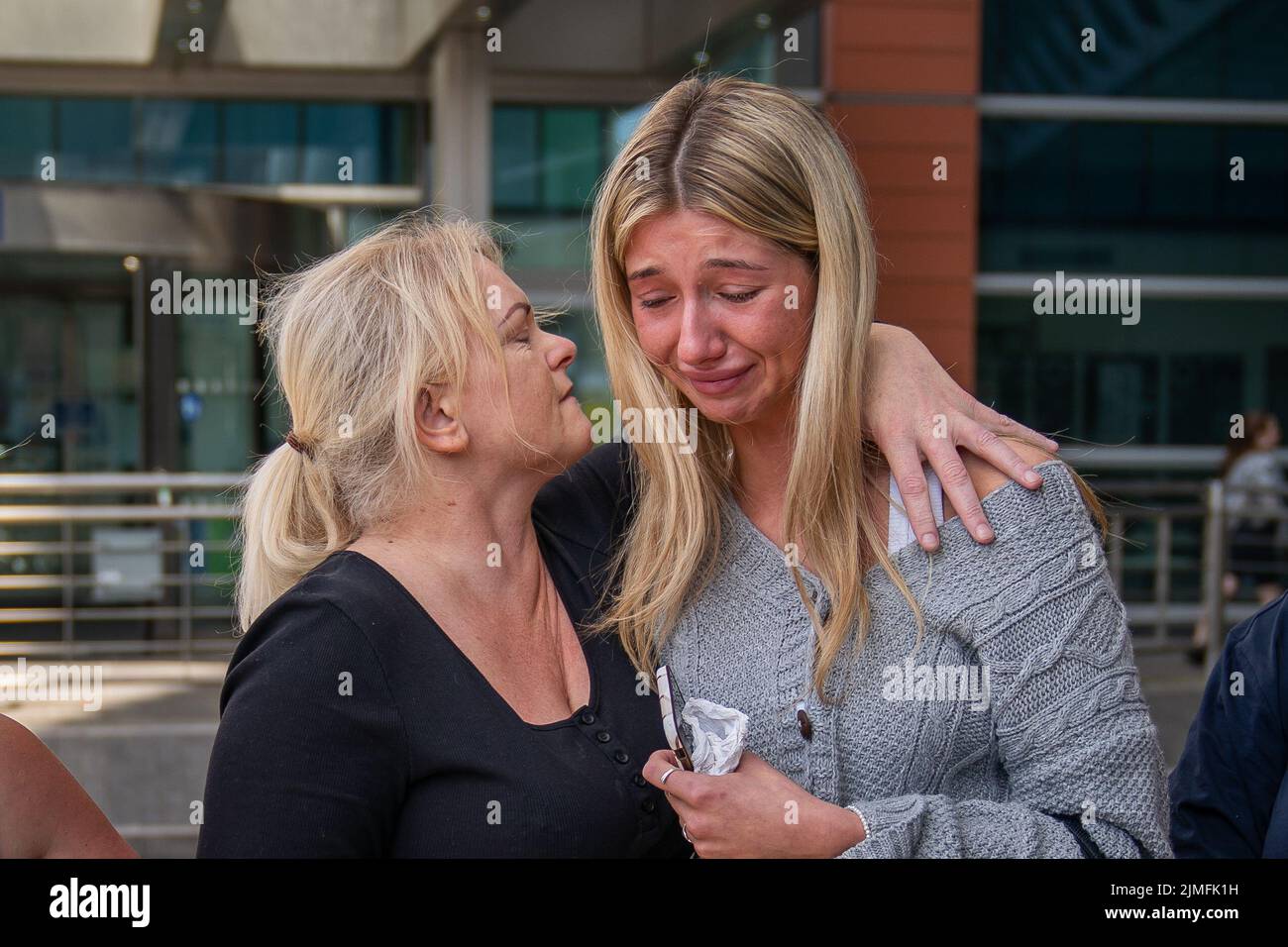 Hollie Dance (izquierda) con Ella Carter frente al hospital Royal London en Whitechapel, al este de Londres, hablando a los medios de comunicación tras la muerte de su hijo de 12 años Archie Battersbee. Fecha de la foto: Sábado 6 de agosto de 2022. Foto de stock