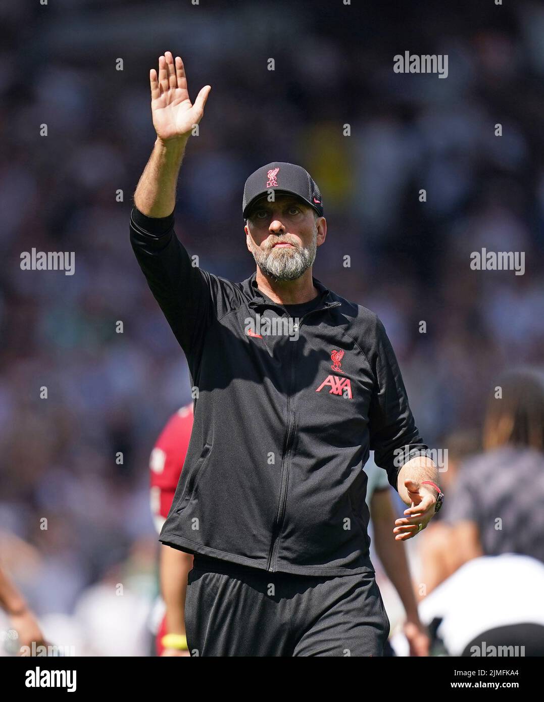 El gerente del Liverpool, Jurgen Klopp, saluda a los fans después del partido de la Premier League en Craven Cottage, Londres. Fecha de la foto: Sábado 6 de agosto de 2022. Foto de stock