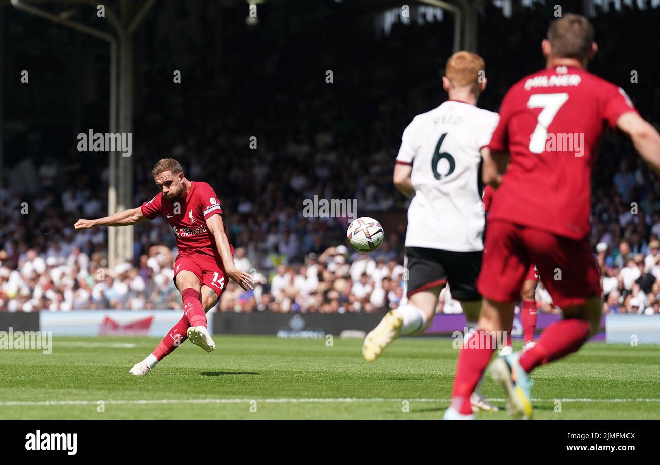 Jordan Henderson del Liverpool dispara y golpea el travesaño durante el partido de la Premier League en Craven Cottage, Londres. Fecha de la foto: Sábado 6 de agosto de 2022. Foto de stock
