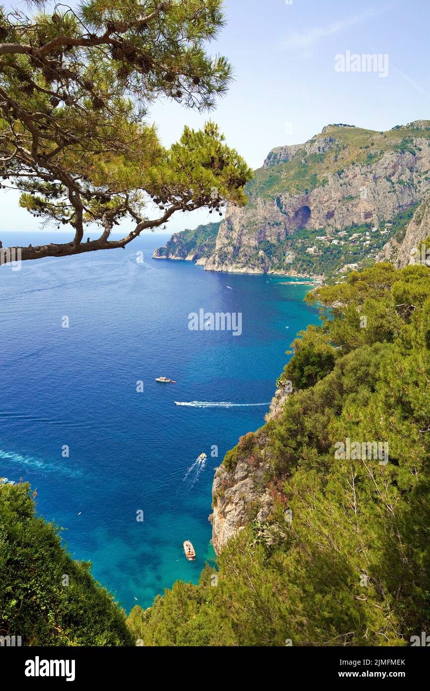 Vista sobre la escarpada costa de la isla de Capri, Golfo de Nápoles, Campania, Italia, Europa Foto de stock