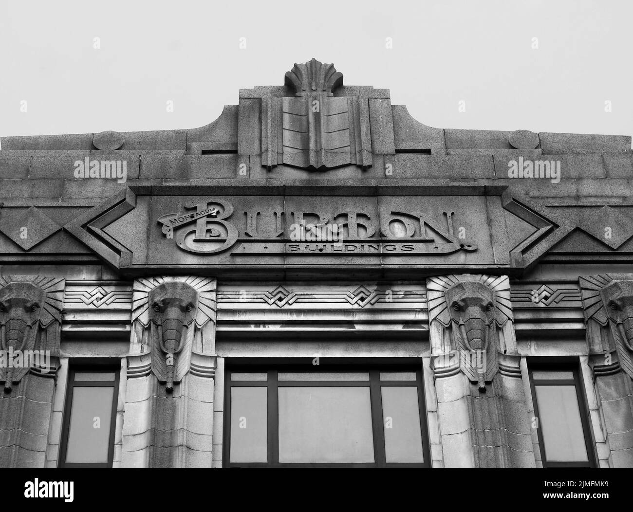 El elefante de marca y estilo art deco se dirige sobre los antiguos edificios montague burton en halifax, al oeste de yorkshire Foto de stock
