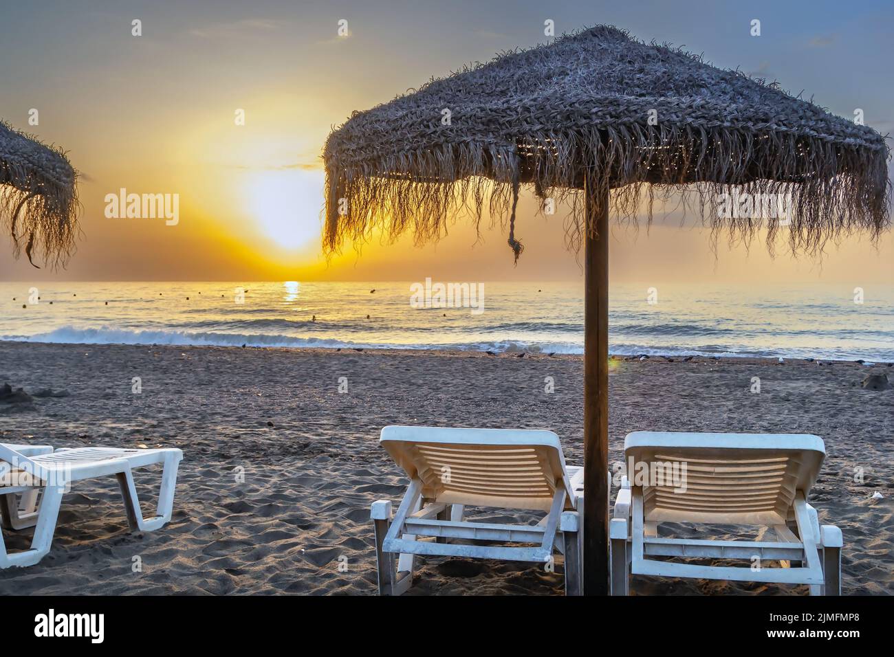 Puesta de sol en la playa de Torremolinos, España Foto de stock