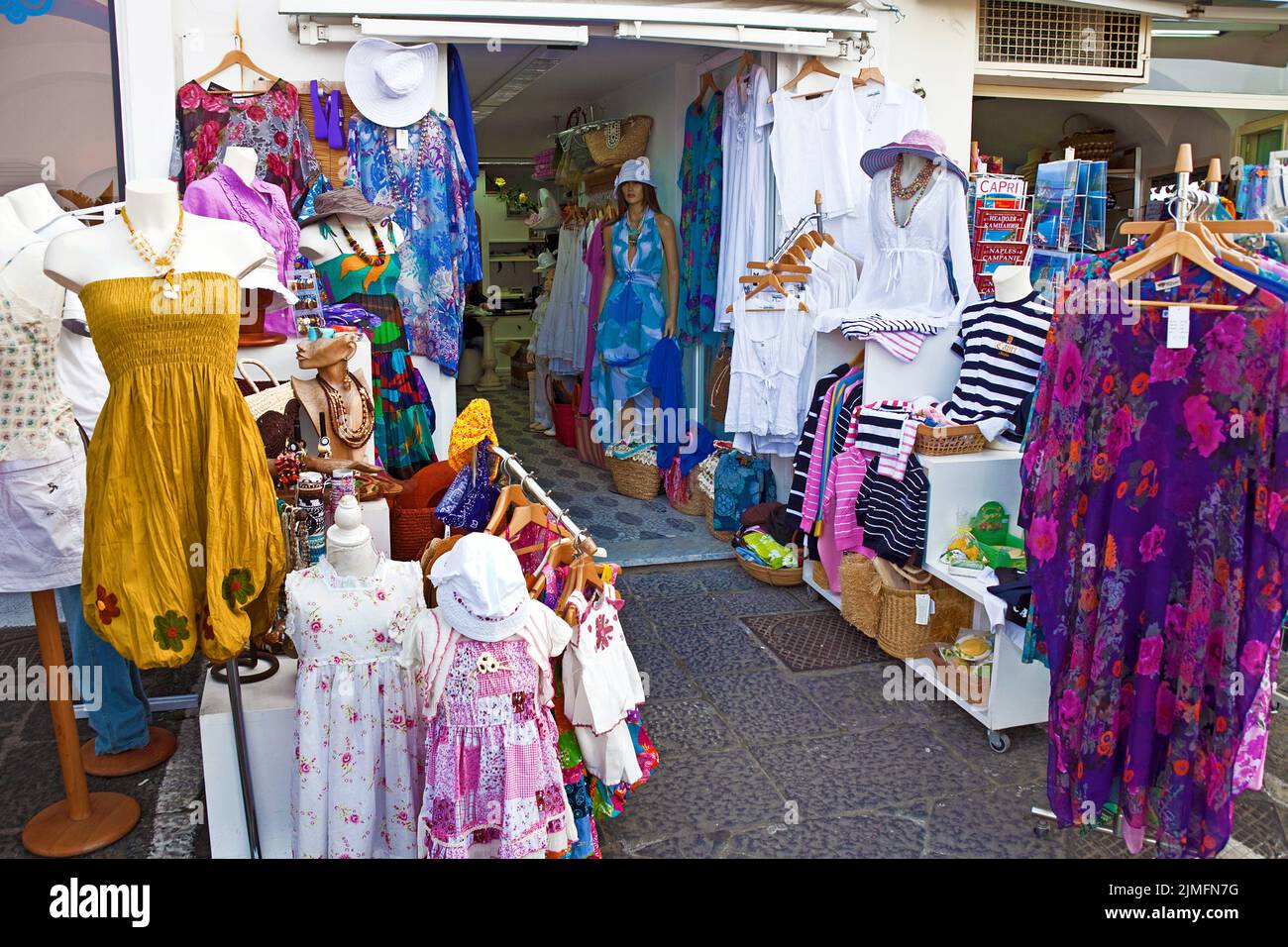 Tienda de moda en el paseo marítimo de Marina Grande, isla Capri, Golfo de Nápoles, Italia, Mar, Europa Foto de stock