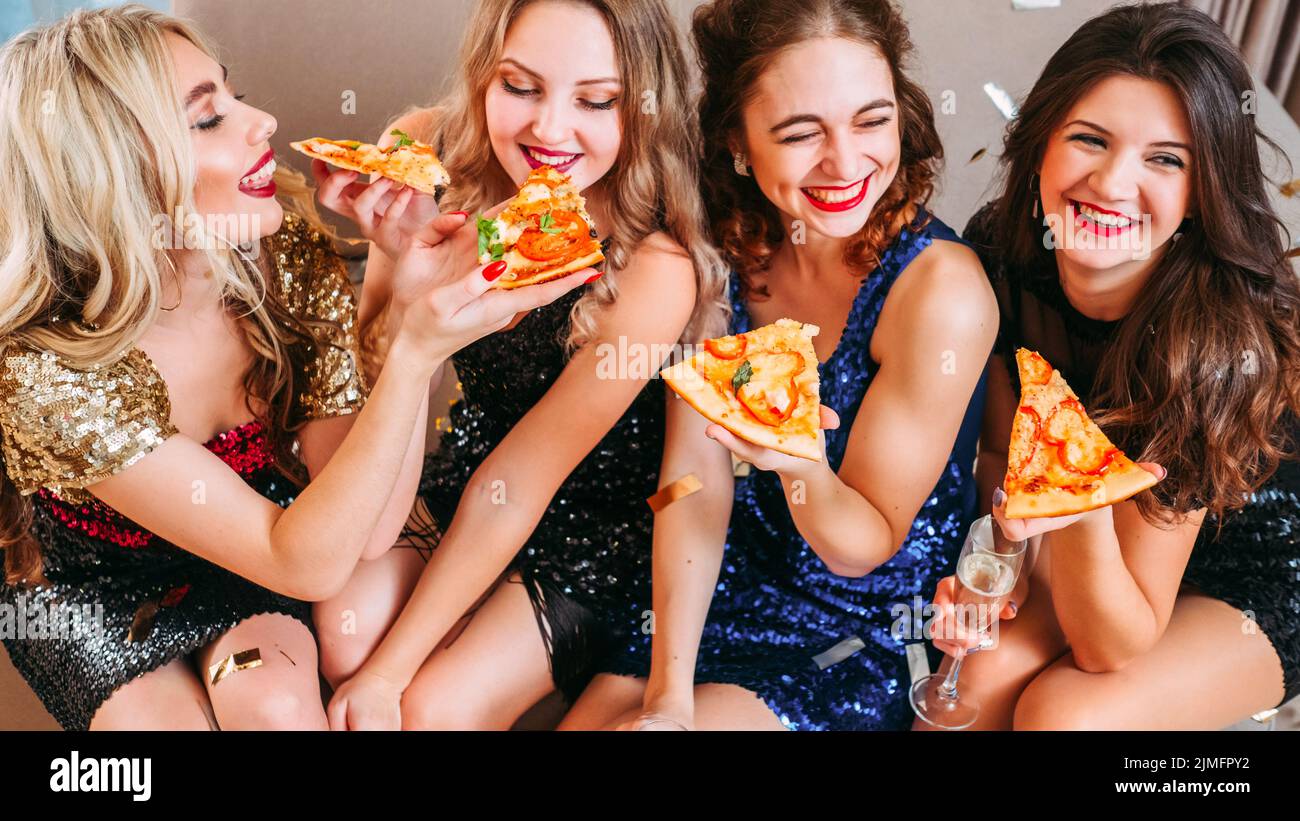 chicas fiesta de pasar el rato pizza diversión mejores amigos Foto de stock