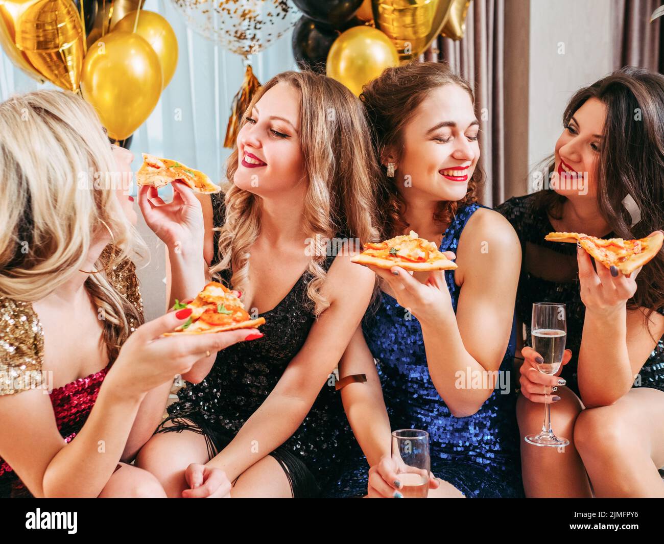 niñas fiesta pizza charlando diversión amigos cercanos Foto de stock