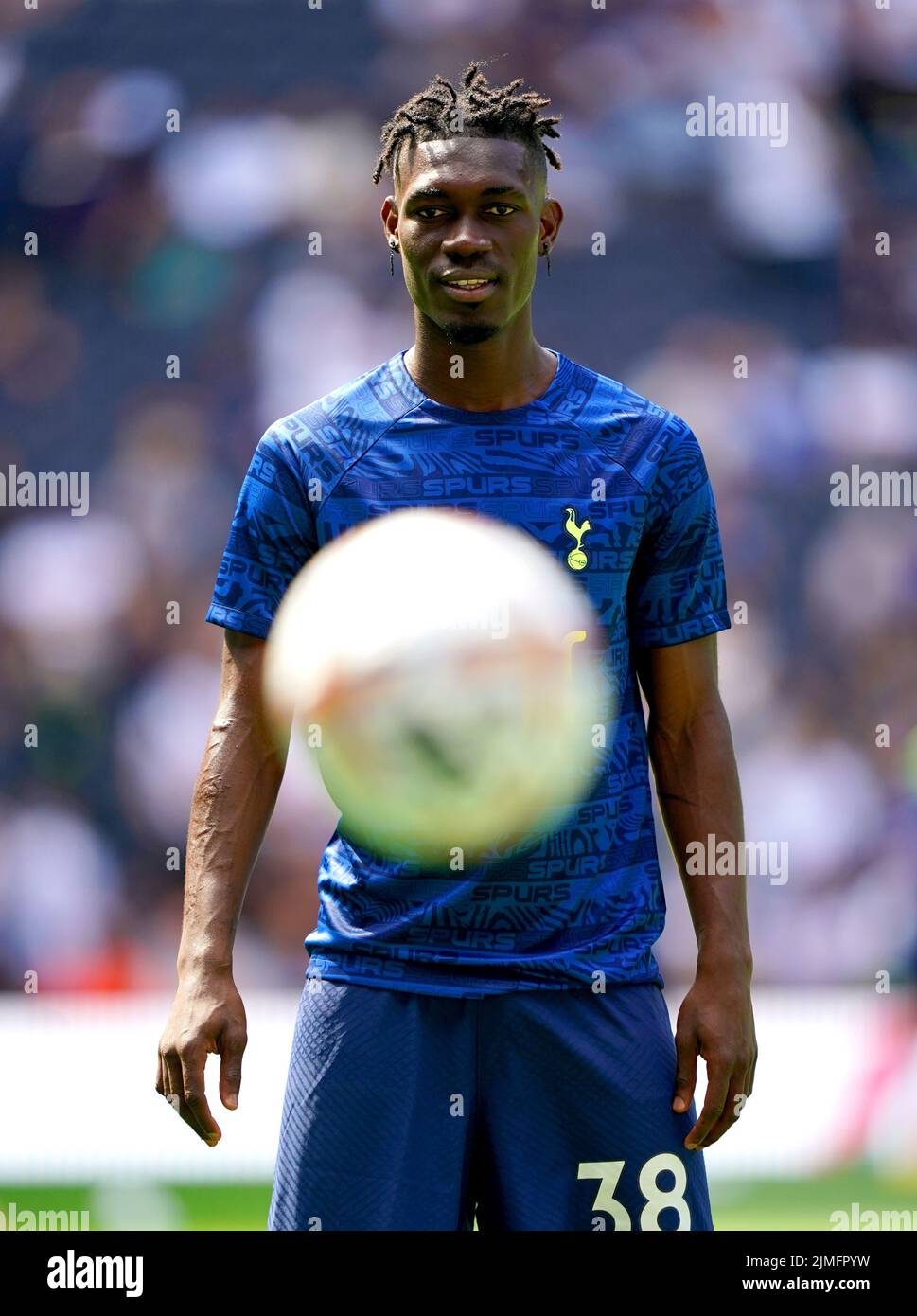 Yves Bissouma del Tottenham Hotspur se calienta en el campo antes del partido de la Premier League en el Tottenham Hotspur Stadium, Londres. Fecha de la foto: Sábado 6 de agosto de 2022. Foto de stock