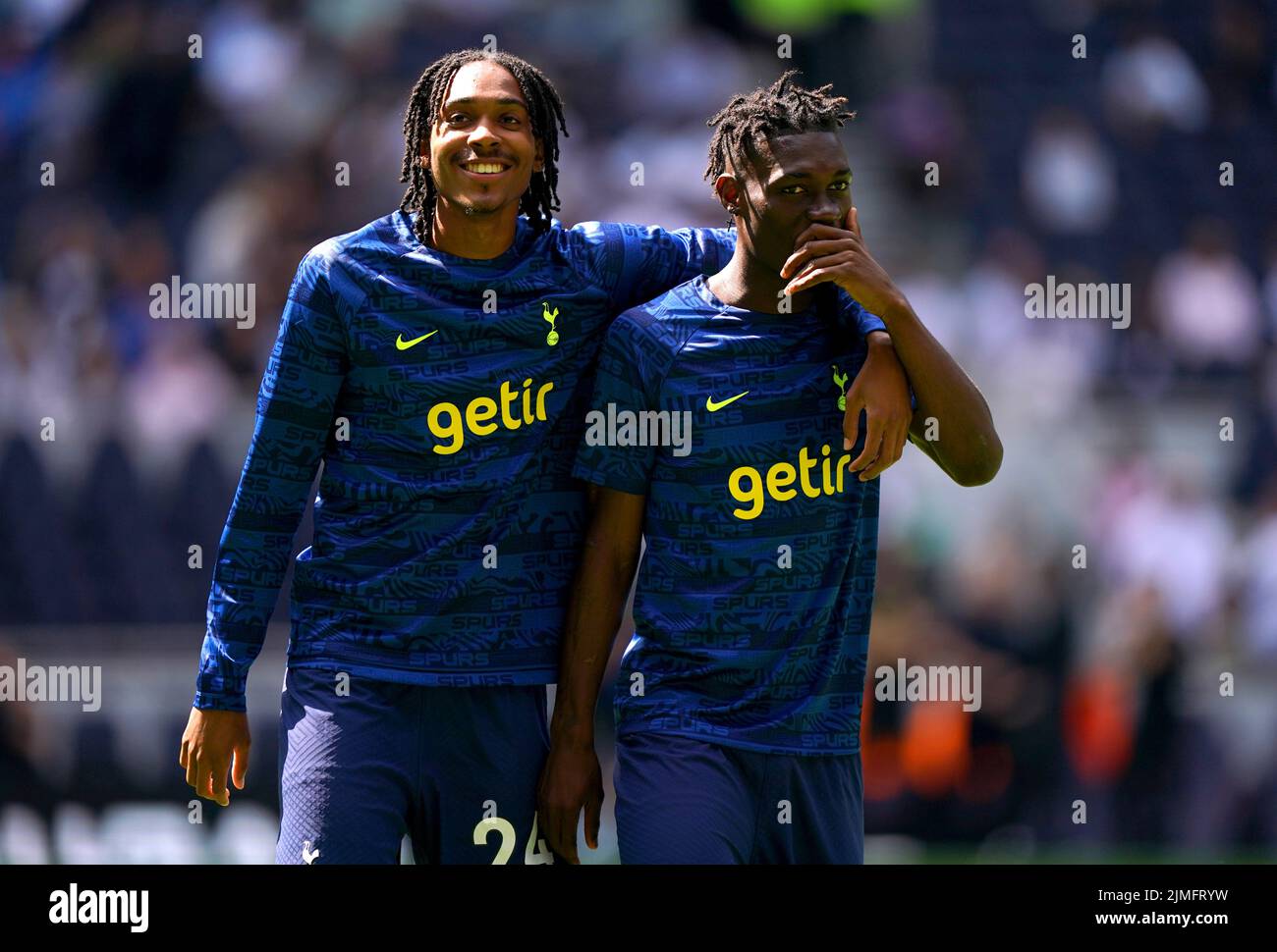 Djed Spence de Tottenham Hotspur (izquierda) e Yves Bissouma en el campo antes del partido de la Premier League en el Tottenham Hotspur Stadium, Londres. Fecha de la foto: Sábado 6 de agosto de 2022. Foto de stock
