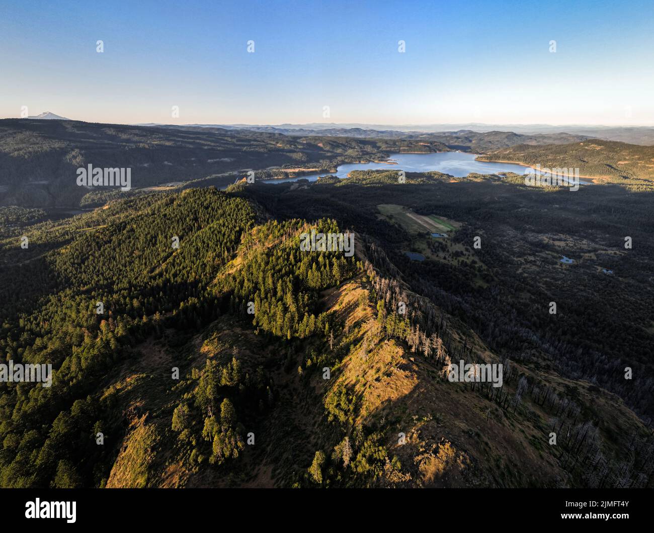 Vista del lago Lost Creek en Jackson County Oregon desde la cima de Flounce Rock Foto de stock