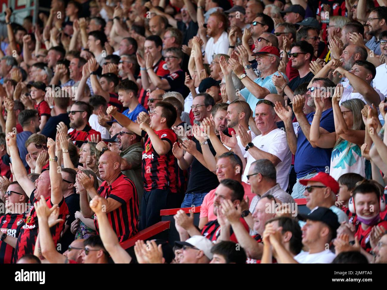 Los aficionados de Bournemouth celebran después de que Jefferson Lerma marque su primer gol durante el partido de la Premier League en el Vitality Stadium, Bournemouth. Fecha de la foto: Sábado 6 de agosto de 2022. Foto de stock