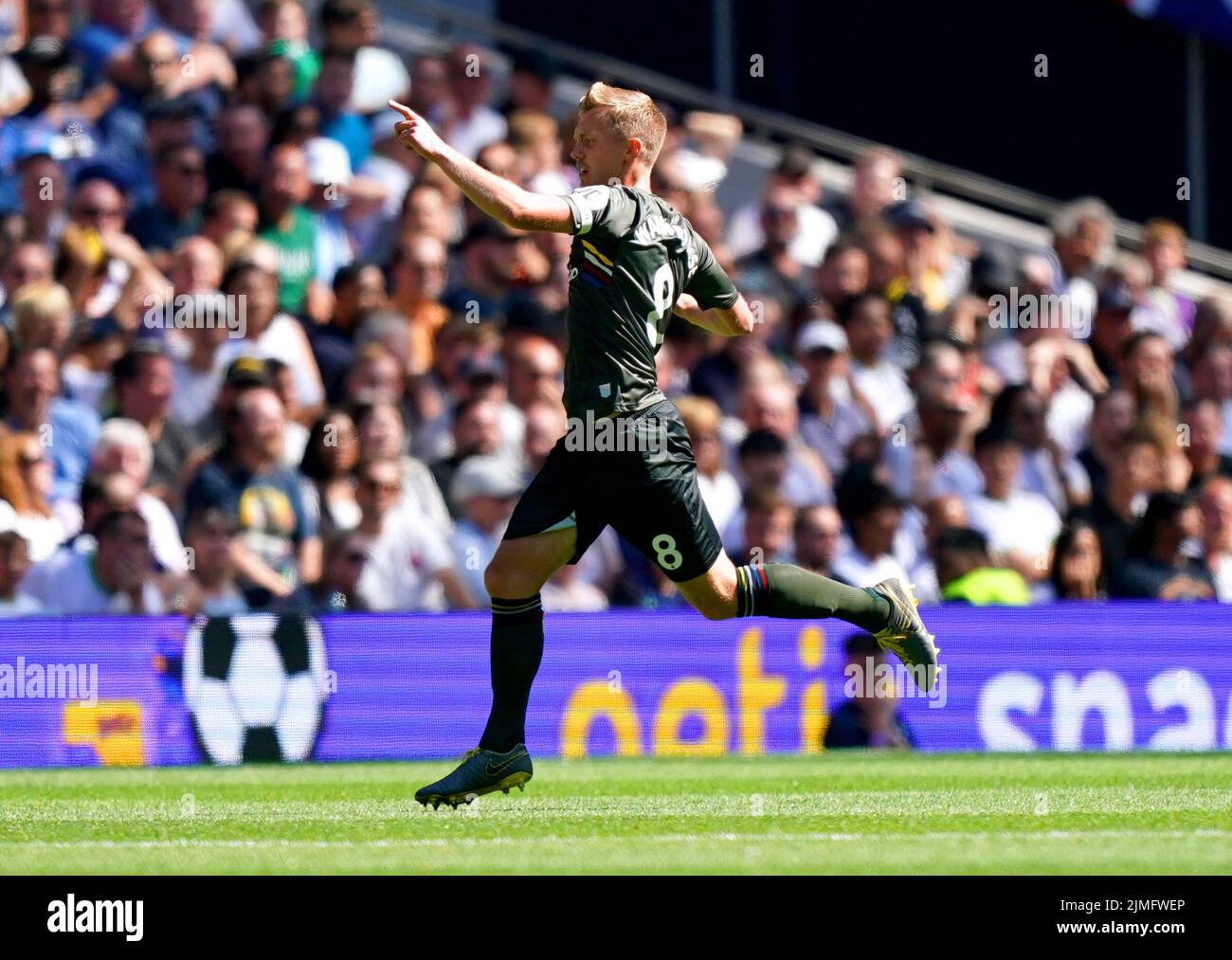 James Ward-Prowse, de Southampton, celebra el primer gol de su equipo durante el partido de la Premier League en el Tottenham Hotspur Stadium, Londres. Fecha de la foto: Sábado 6 de agosto de 2022. Foto de stock