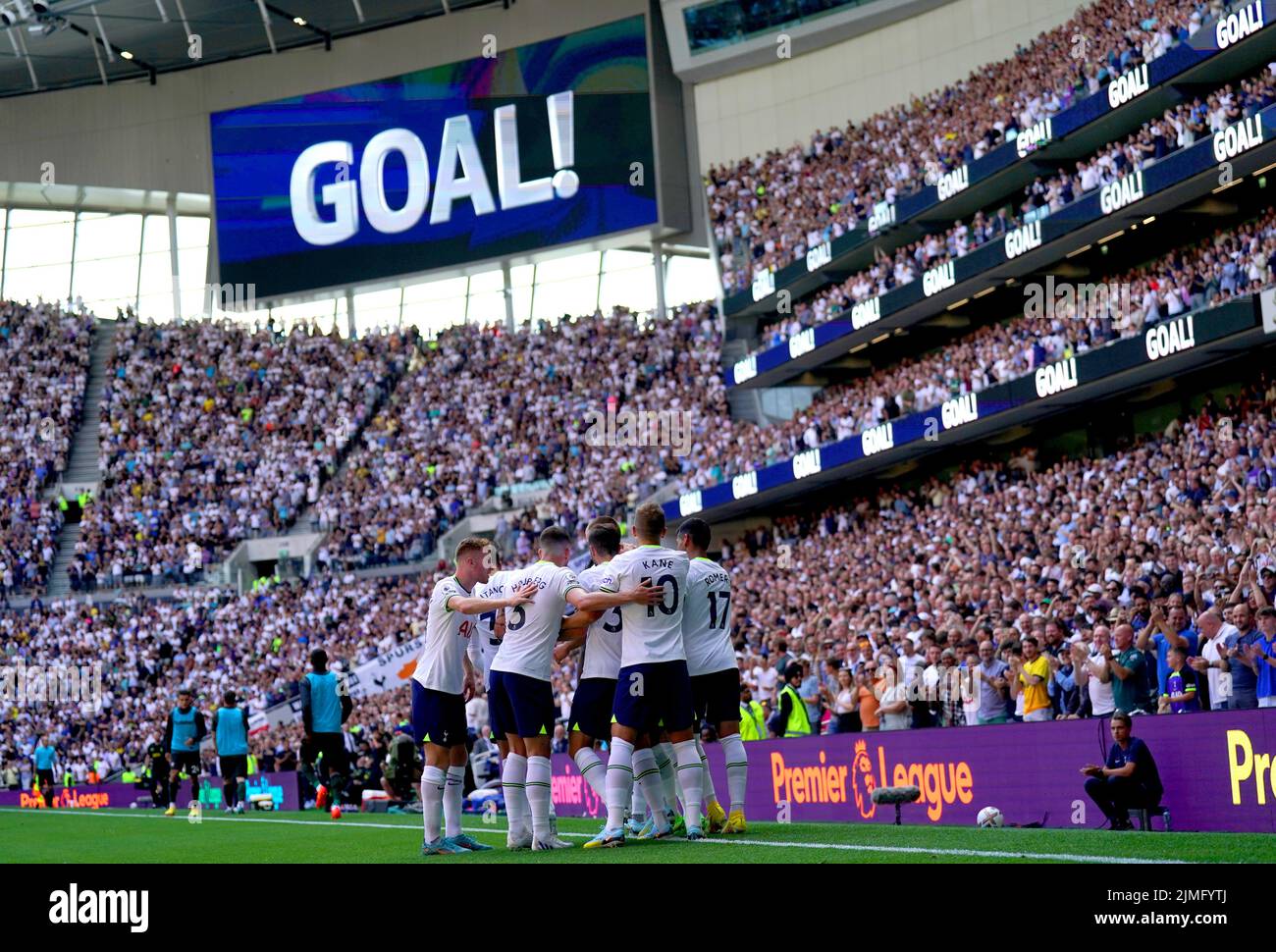 Eric Dier del Tottenham Hotspur celebra con sus compañeros de equipo después de marcar el segundo gol de su equipo durante el partido de la Premier League en el Tottenham Hotspur Stadium, Londres. Fecha de la foto: Sábado 6 de agosto de 2022. Foto de stock