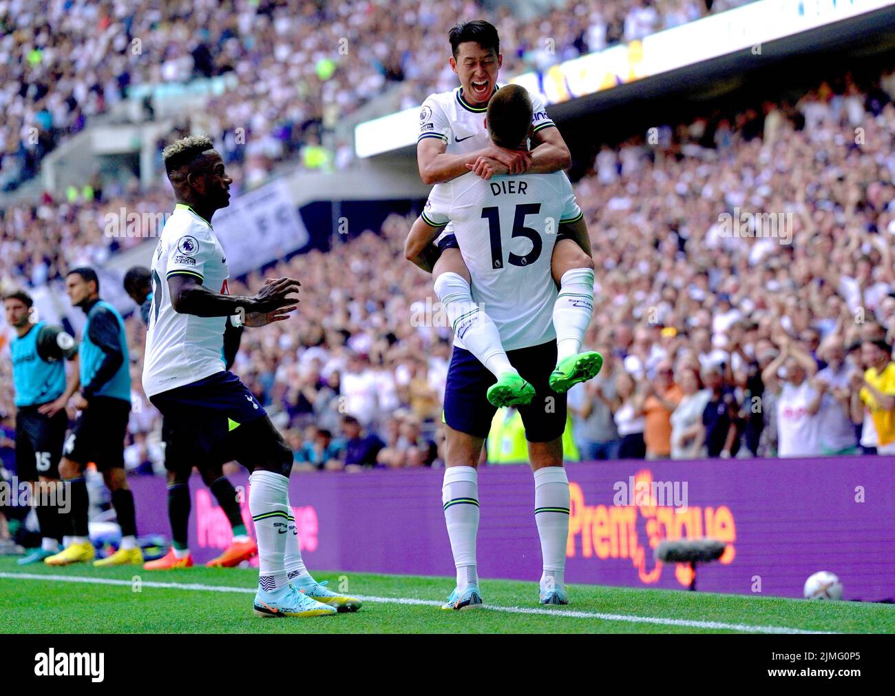 Eric Dier del Tottenham Hotspur celebra con su compañero de equipo Son Heung-min después de marcar el segundo gol de su equipo durante el partido de la Premier League en el Tottenham Hotspur Stadium, Londres. Fecha de la foto: Sábado 6 de agosto de 2022. Foto de stock
