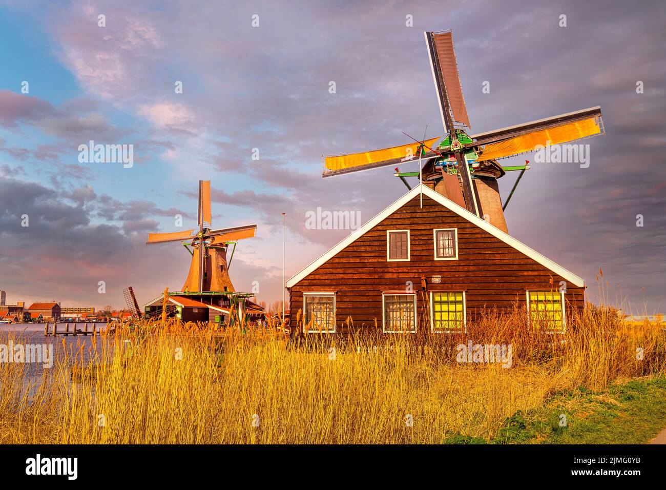 Molinos de viento de Holanda en el famoso sitio turístico Zaanse Schans Foto de stock