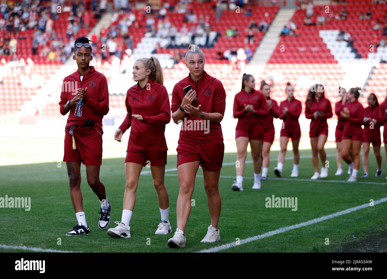 Los miembros del equipo femenino Charlton Athletic caminan alrededor del campo en el medio tiempo durante el partido de Sky Bet League One en el Valley, Londres. Fecha de la foto: Sábado 6 de agosto de 2022. Foto de stock