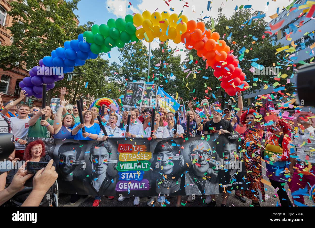 06 de agosto de 2022, Hamburgo: Sven Lehmann (l-r, en camiseta verde polo, Bündnis 90/Die Grünen), Queer Representante del Gobierno Federal, Ricarda Lang, Presidenta Federal, Katharina Fegebank (l), Segunda Alcaldesa de Hamburgo, (ambos Bündnis 90/Die Grünen), Nicole Schaening, Co-Alcaldesa de Hamburgo Pride Pride e.V., Peter Tschentscher (SPD), Primera Presidenta del SPD de Hamburgo, Hamburgo (Hamburgo) Inken von Hacht, Board Hamburg Pride e.V., y otros participantes abrieron el desfile Christopher Street Day (CSD) con lluvia de confeti. Tradicionalmente, el primer sábado de agosto, el desfile callejero es el punto culminante del orgullo de Hamburgo. Foto: Georg Foto de stock