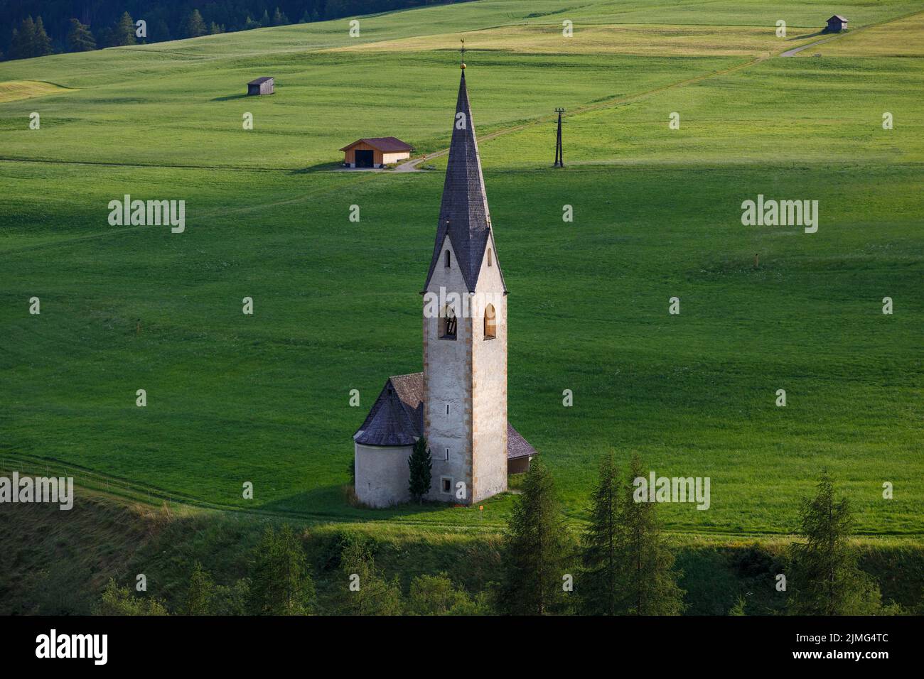 Iglesia de San Jorge. Kals am Großglockner. Luz del sol al atardecer. Alpes austríacos. Europa. Foto de stock