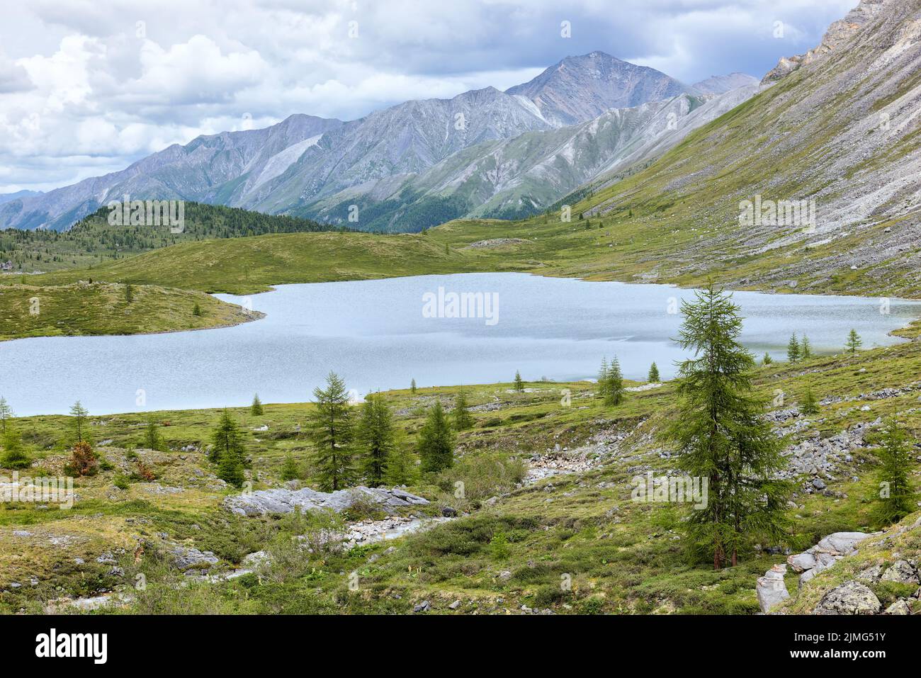 Lago de montaña en las tierras altas. Valle Colgante. Sayan oriental. Rusia Foto de stock