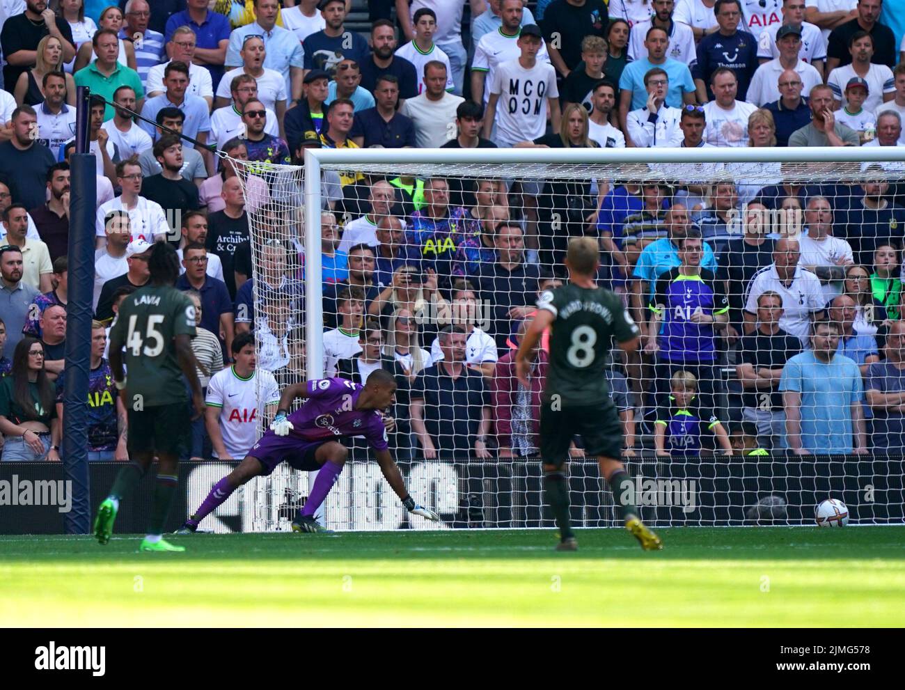 Mohammed Salisu de Southampton (no en la foto) marca un gol propio durante el partido de la Premier League en el Tottenham Hotspur Stadium, Londres. Fecha de la foto: Sábado 6 de agosto de 2022. Foto de stock