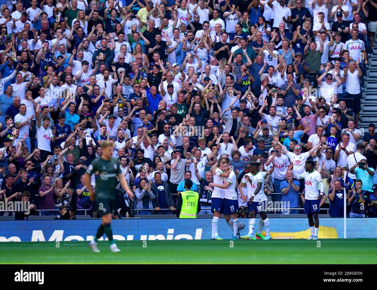 Dejan Kulusevski, de Tottenham Hotspur, celebra con sus compañeros de equipo después de marcar el cuarto gol de su equipo durante el partido de la Premier League en el Tottenham Hotspur Stadium, Londres. Fecha de la foto: Sábado 6 de agosto de 2022. Foto de stock
