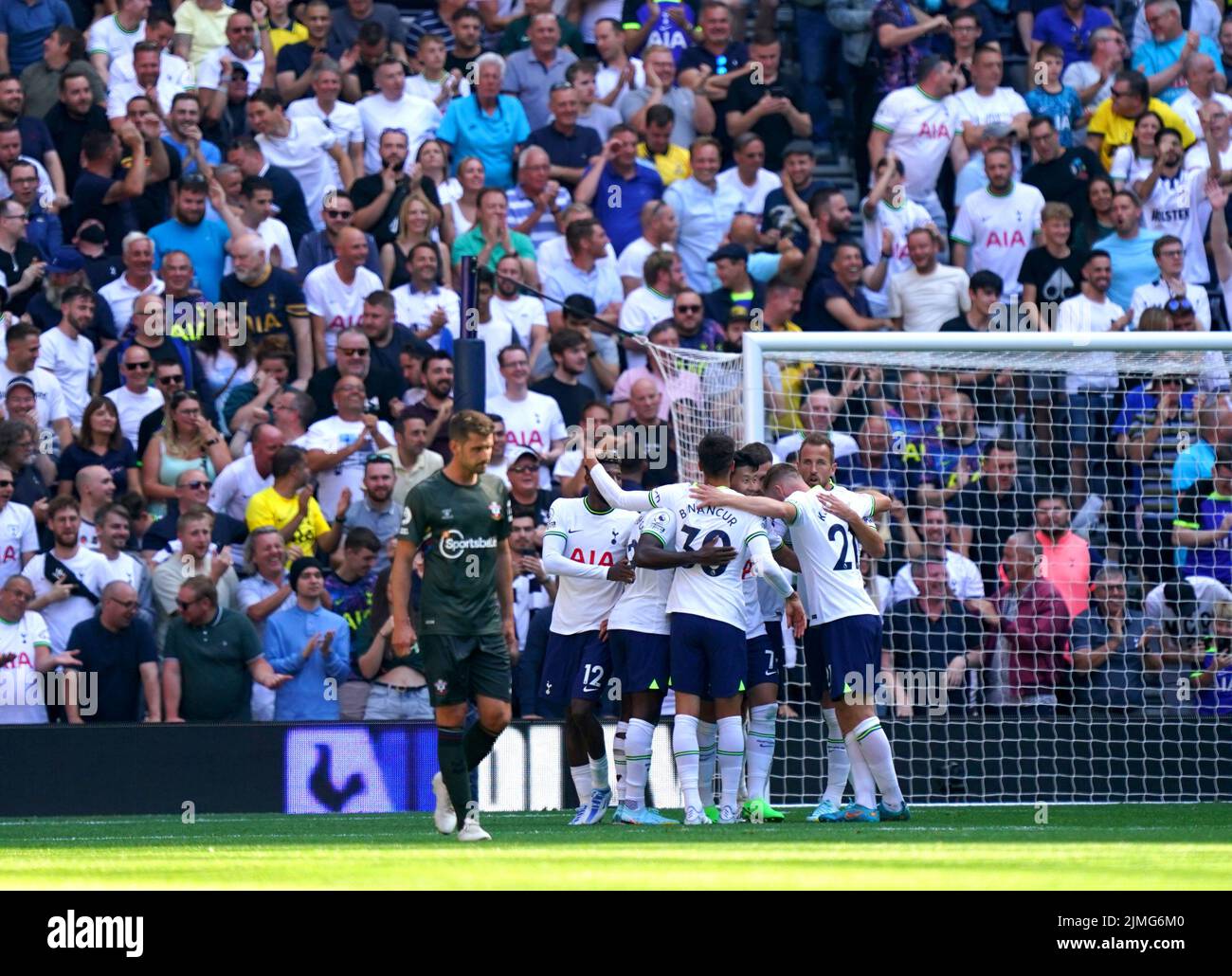 Los jugadores del Tottenham Hotspur celebran después de que Mohammed Salisu de Southampton (no en la foto) marque el tercer gol de su equipo con su propio gol, durante el partido de la Premier League en el Tottenham Hotspur Stadium, Londres. Fecha de la foto: Sábado 6 de agosto de 2022. Foto de stock