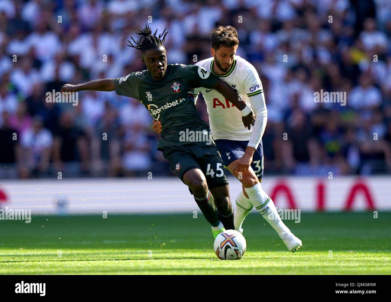 Romeo Lavia de Southampton (izquierda) y Rodrigo Bentancur de Tottenham Hotspur luchan por el balón durante el partido de la Premier League en el Tottenham Hotspur Stadium, Londres. Fecha de la foto: Sábado 6 de agosto de 2022. Foto de stock