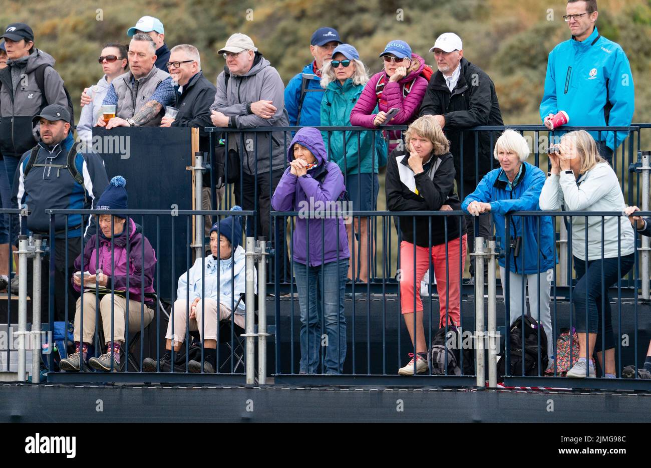 Gullane, Escocia, Reino Unido. 6th de agosto de 2022. Tercera ronda del campeonato AIG Women’s Open de golf en Muirfield, East Lothian. Pic; espectadores en plataforma elevada junto al verde 3D. Noticias en vivo de Iain Masterton/Alamy Foto de stock