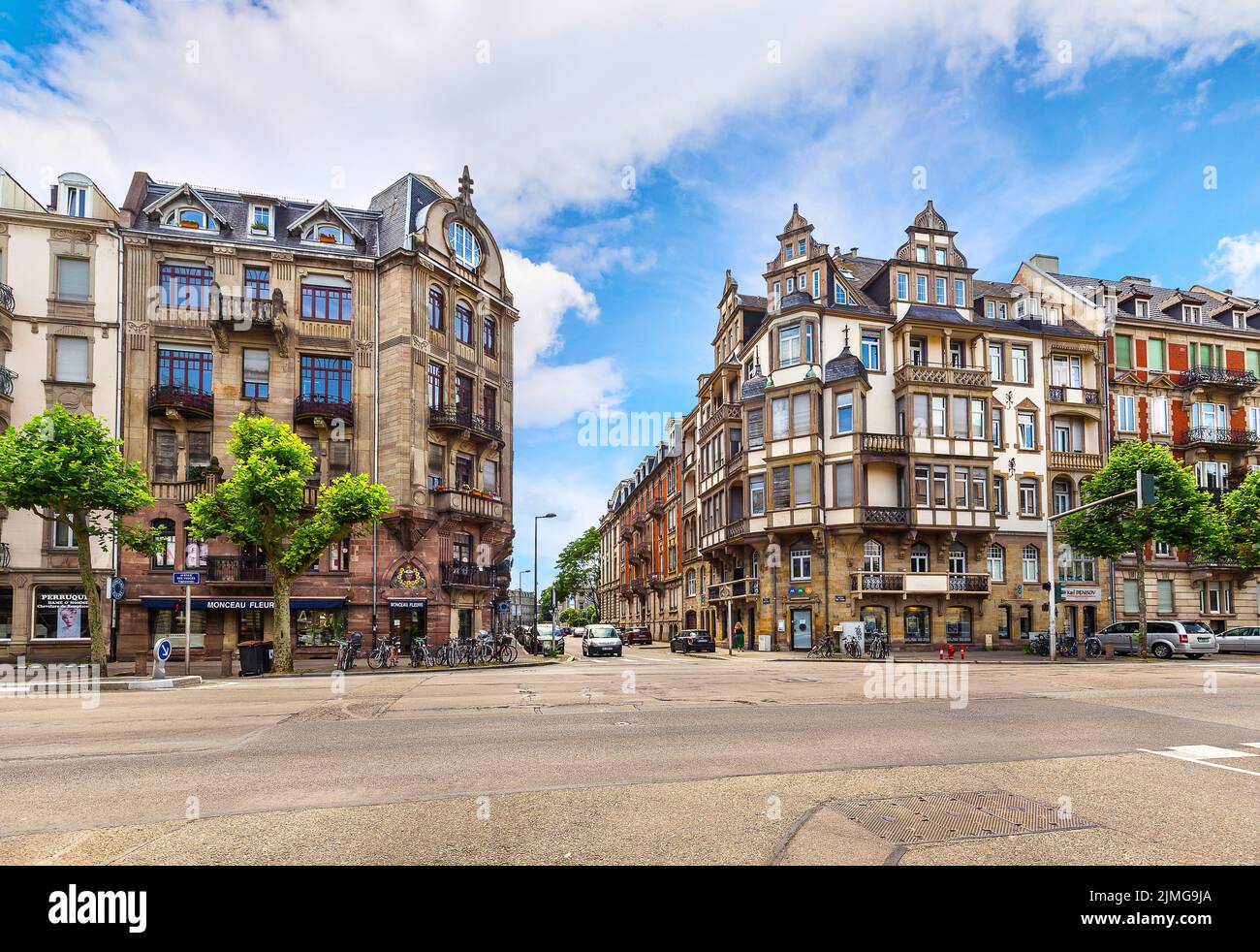 Estrasburgo, Francia - 7 de julio de 2019: Centro de Estrasburgo con hermosos edificios de apartamentos Foto de stock