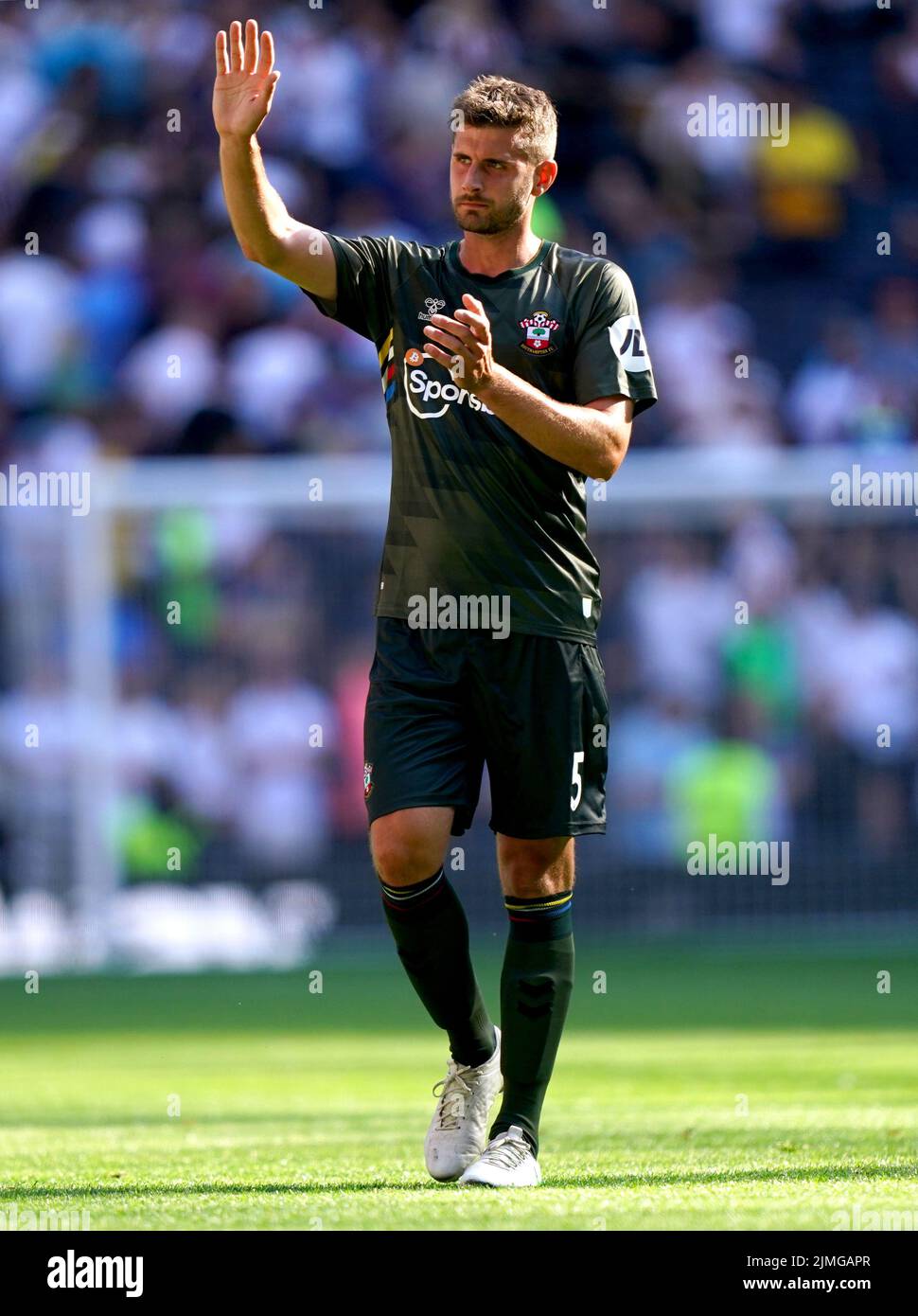 Jack Stephens de Southampton saluda a los aficionados al final del partido de la Premier League en el Tottenham Hotspur Stadium, Londres. Fecha de la foto: Sábado 6 de agosto de 2022. Foto de stock