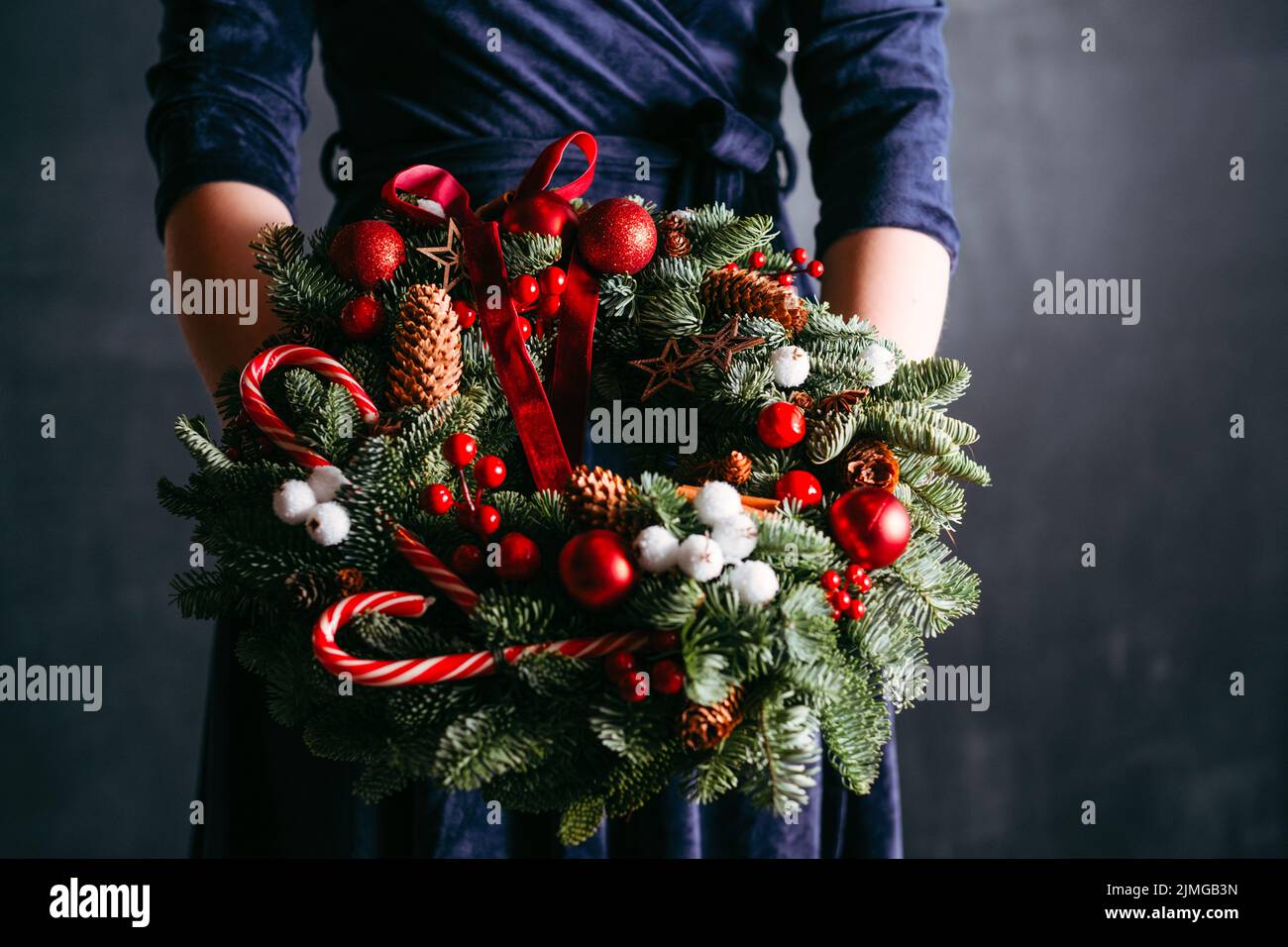 Arreglo floral interior navideño fotografías e imágenes de alta resolución  - Alamy