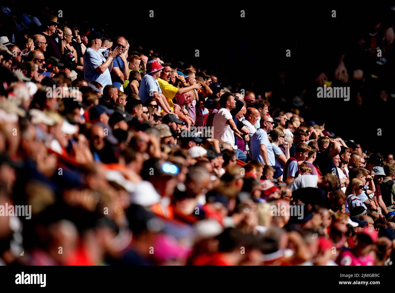 Aficionados en las gradas durante el partido de la Premier League en el Vitality Stadium, Bournemouth. Fecha de la foto: Sábado 6 de agosto de 2022. Foto de stock