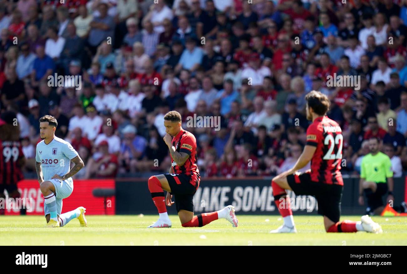 Los jugadores de Aston Villa y Bournemouth se ponen de rodillas antes del partido de la Premier League en el Vitality Stadium de Bournemouth. Fecha de la foto: Sábado 6 de agosto de 2022. Foto de stock