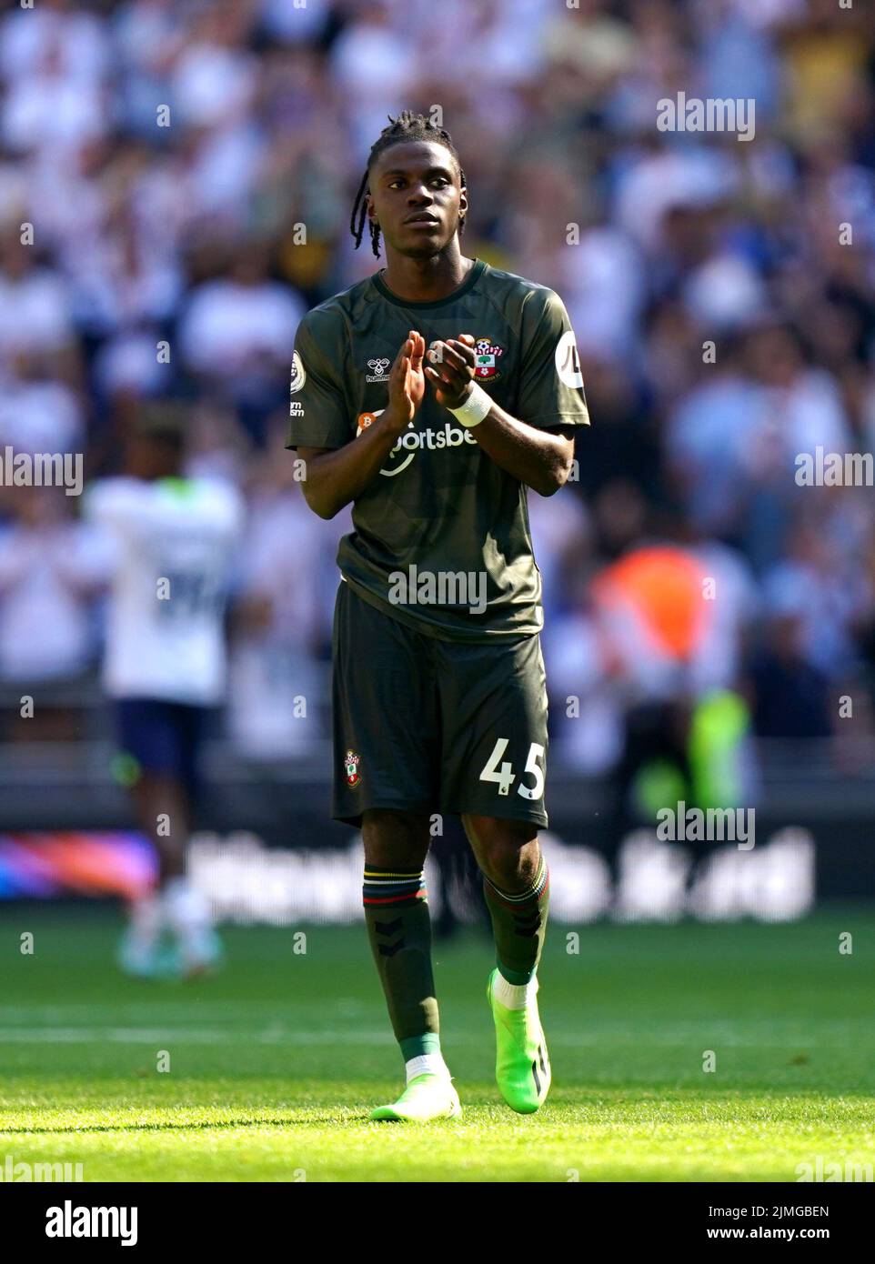 Romeo Lavia de Southampton aplaude a los aficionados al final del partido de la Premier League en el Tottenham Hotspur Stadium, Londres. Fecha de la foto: Sábado 6 de agosto de 2022. Foto de stock