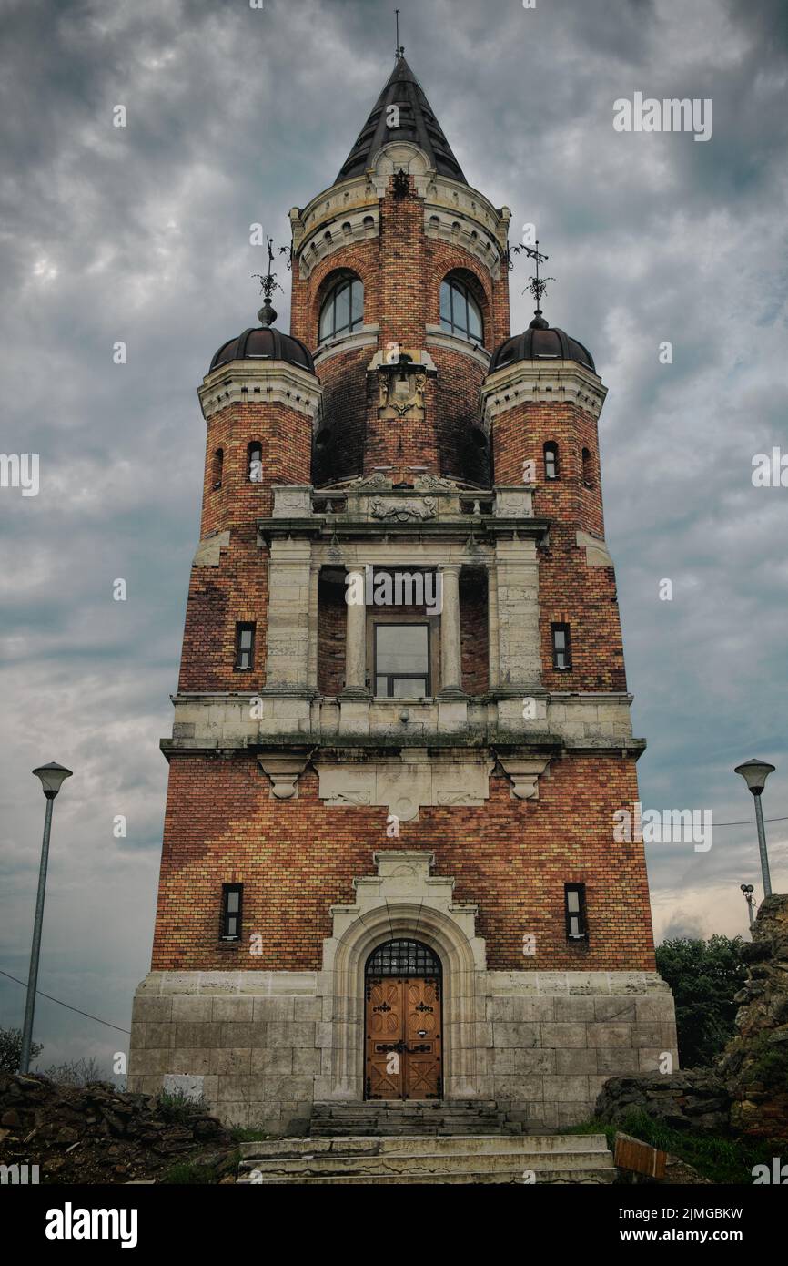 Espectacular cielo y espeluznante Gardos o Torre del Milenio en Zemun, ciudad de Belgrado, Serbia Foto de stock