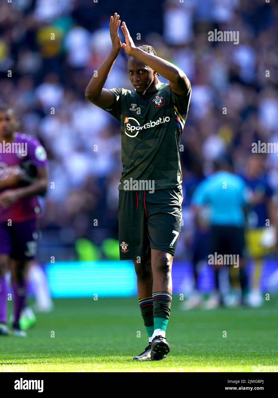 Joe Aribo, de Southampton, aplaude a los aficionados al final del partido de la Premier League en el Tottenham Hotspur Stadium, Londres. Fecha de la foto: Sábado 6 de agosto de 2022. Foto de stock