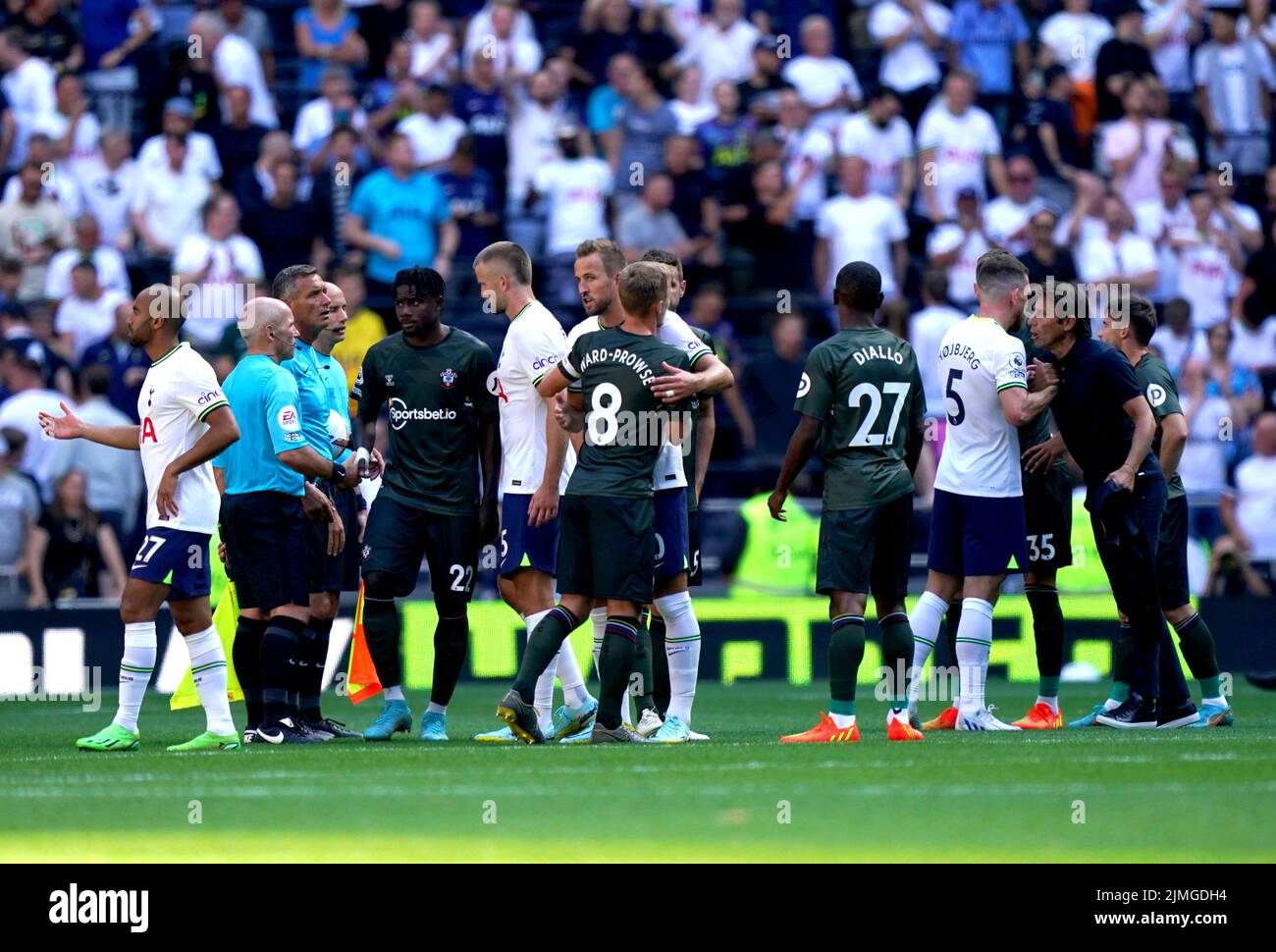 Harry Kane del Tottenham Hotspur abraza a James Ward-Prowse de Southampton al final del partido de la Premier League en el Tottenham Hotspur Stadium, Londres. Fecha de la foto: Sábado 6 de agosto de 2022. Foto de stock