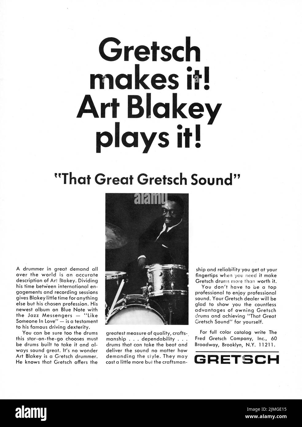 Un anuncio de una revista musical de 1968 con el legendario baterista de jazz Art Blakey, que respalda los platillos Gretsch. Foto de stock