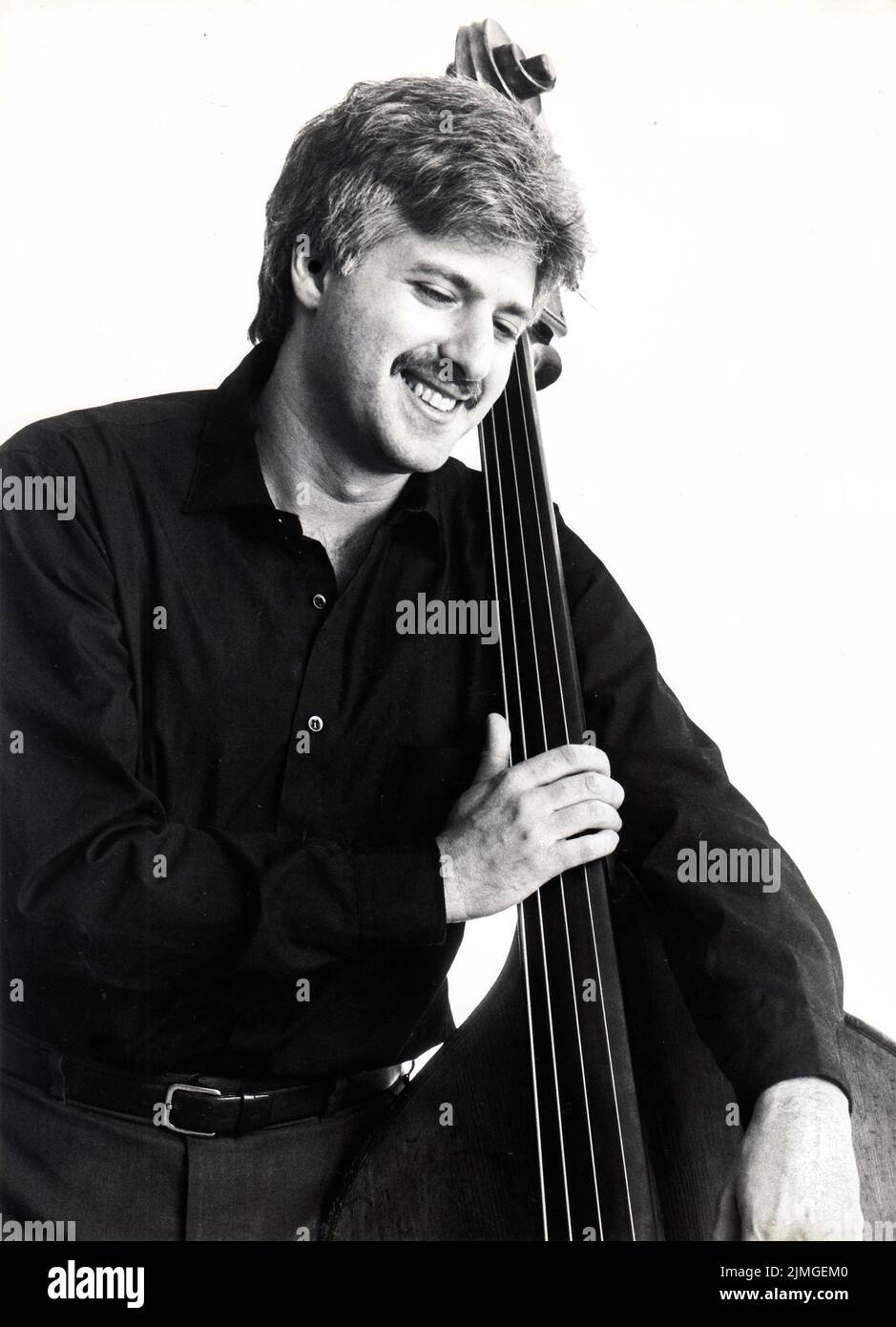 Posado retrato del bajista de jazz Harvie S aka Harvie Swartz con su instrumento, en Manhattan alrededor de 1985. Foto de stock