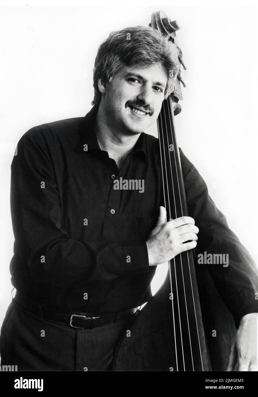 Posado retrato del bajista de jazz Harvie S aka Harvie Swartz con su instrumento, en Manhattan alrededor de 1985. Foto de stock