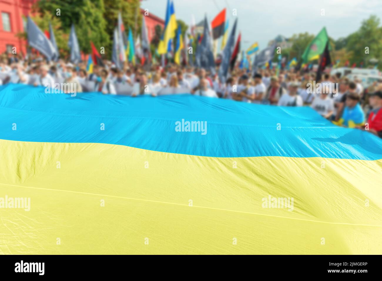 Gente con bandera ucraniana Foto de stock