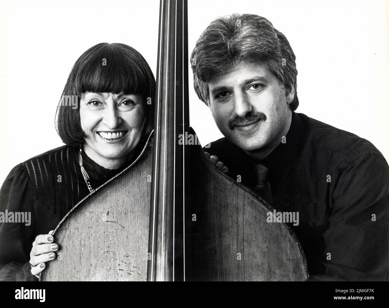 Foto posada de colaboradores frecuentes, la vocalista de jazz Sheila Jordan y el bajista Harvie S., también conocido como Harvie Swartz. En Manhattan, alrededor de 1985. Foto de stock