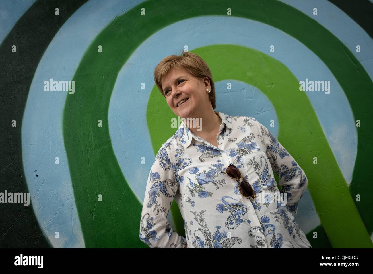 Glasgow, Reino Unido, 6th de agosto de 2022. La primera ministra escocesa Nicola Sturgeon hizo una aparición y un breve discurso para inaugurar el Festival Internacional de Govanhill y el Carnaval en Queen’s Park, en Glasgow, Escocia, el 6 de agosto de 2022. Foto de stock