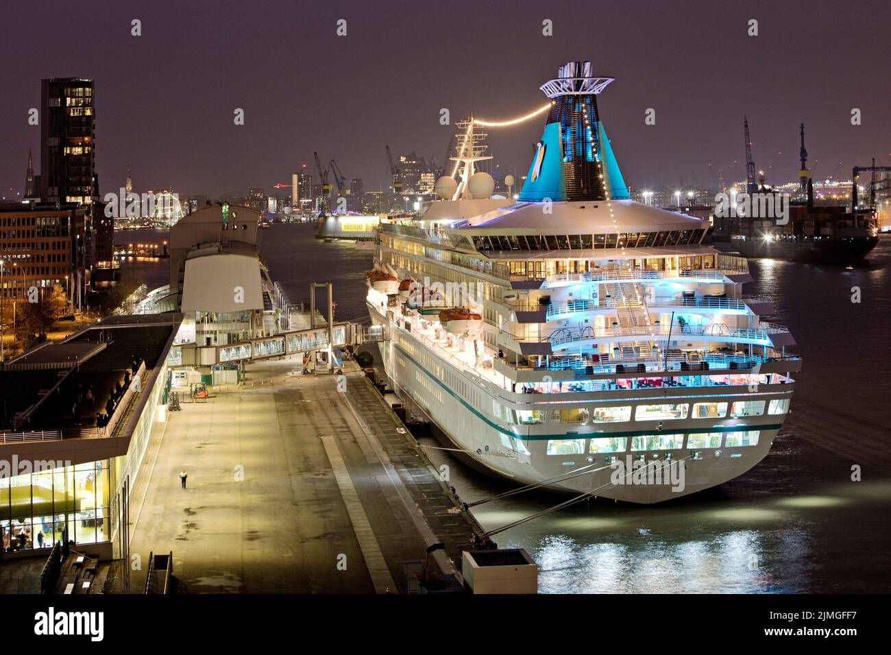Hamburg Cruise Center Altona con el crucero Artania por la noche, Hamburgo, Alemania, Europa Foto de stock