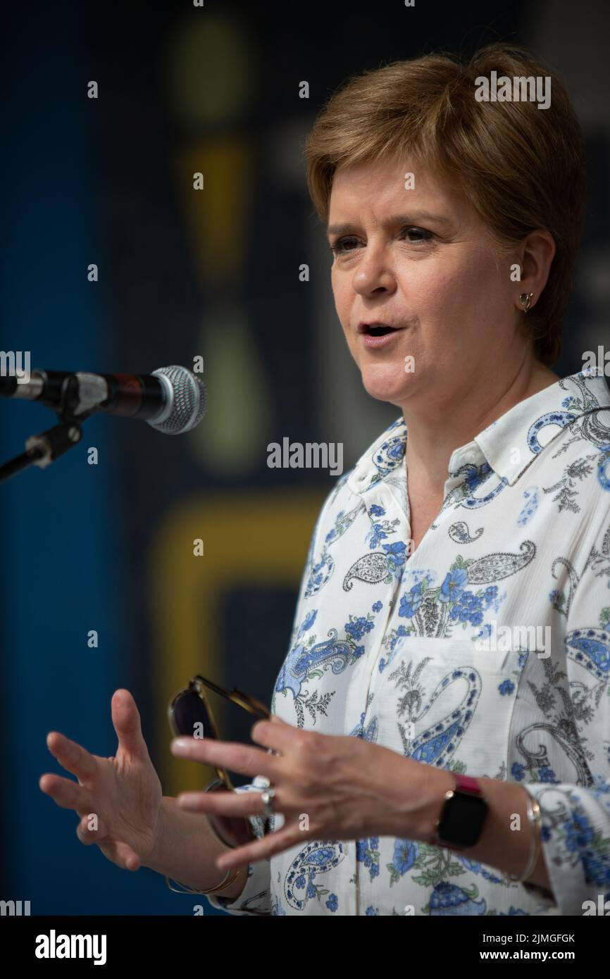 Glasgow, Reino Unido, 6th de agosto de 2022. La primera ministra escocesa Nicola Sturgeon hizo una aparición y un breve discurso para inaugurar el Festival Internacional de Govanhill y el Carnaval en Queen’s Park, en Glasgow, Escocia, el 6 de agosto de 2022. Foto de stock