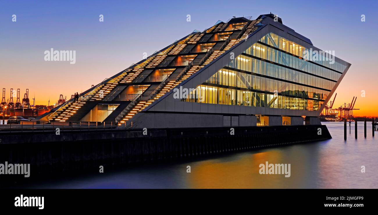 Moderno edificio de oficinas de Dockland en el Elba por la noche, Hamburgo, Alemania, Europa Foto de stock