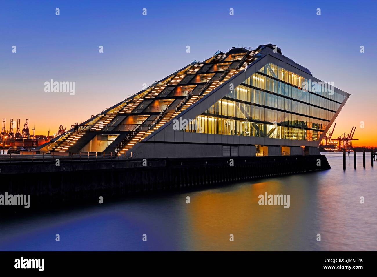 Moderno edificio de oficinas de Dockland en el Elba por la noche, Hamburgo, Alemania, Europa Foto de stock