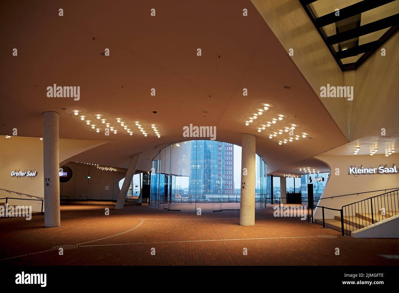 plaza con piso de ladrillo y plataforma de observación pública, Elbphilharmonie, Hamburgo, Alemania, Europa Foto de stock