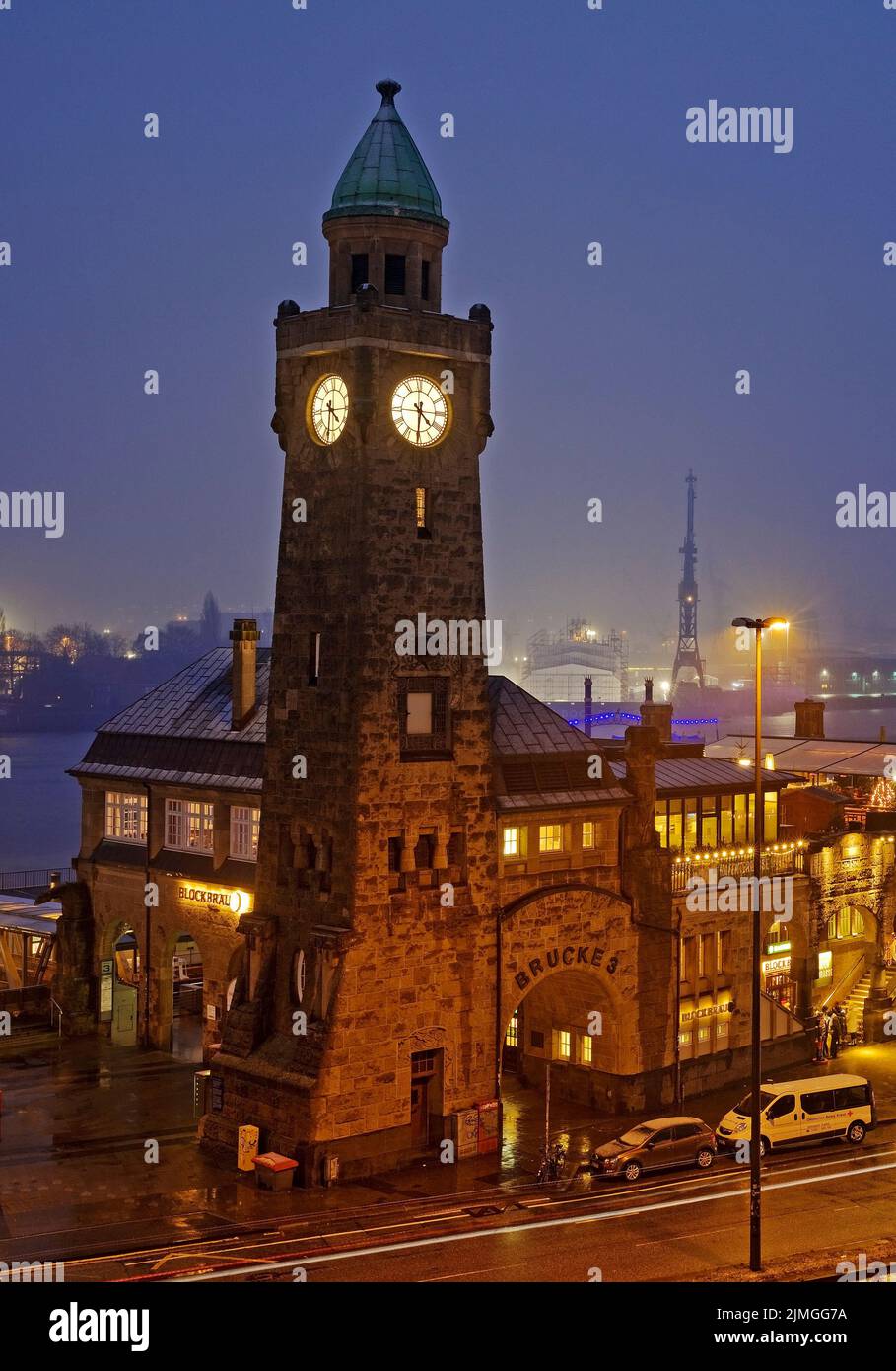 Torre del reloj y la torre de nivel en la noche, Landungsbruecken, San Pauli, Hamburgo, Alemania, Europa Foto de stock