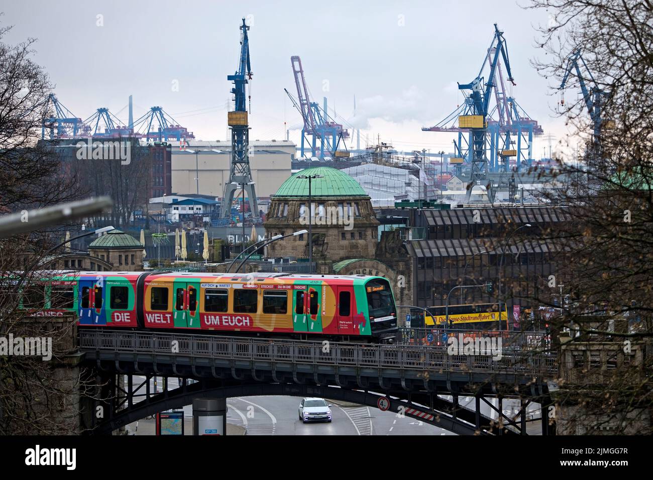Ferrocarril elevado, Landungsbruecke 4 y grúas en el puerto, St. Pauli, Hamburgo, Alemania, Europa Foto de stock