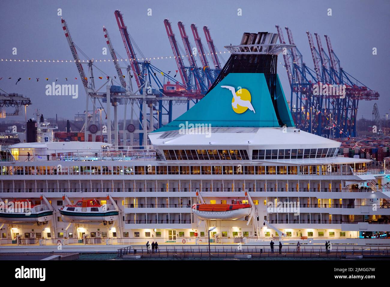 Crucero Artania, Hamburg Cruise Center Altona con las grúas de puerto, Hamburgo, Alemania, Europa Foto de stock
