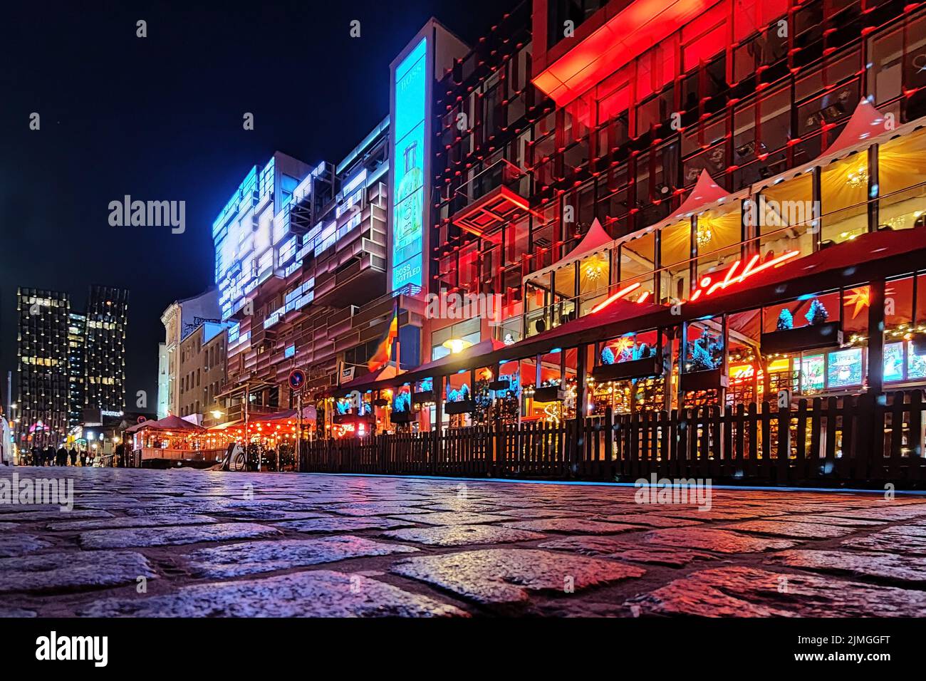 Luces de neón en Spielbudenplatz con las torres danzantes al fondo, Hamburgo, Alemania, Europa Foto de stock
